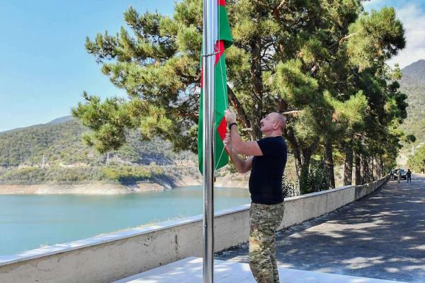 阿塞拜疆领导人在卡拉巴赫首都升起国旗