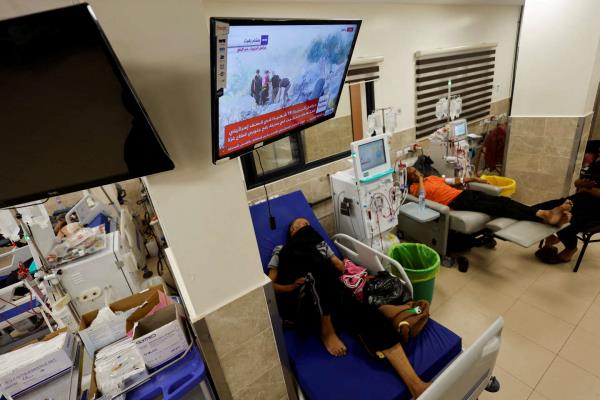 不堪重负的加沙医院试图治疗遭受轰炸的数千人