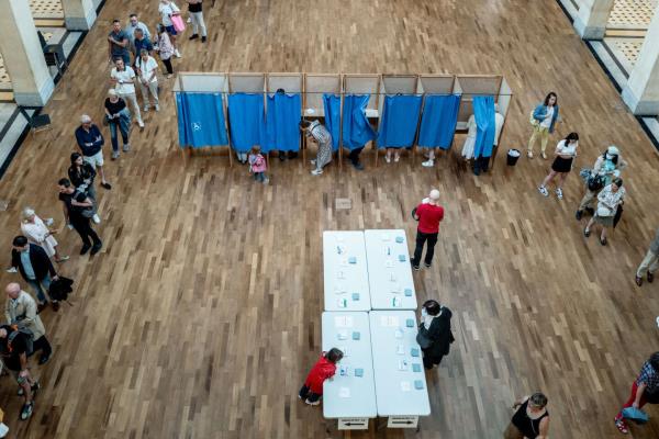 法国大选:选民投票率的大幅上升主要有利于极右翼和马克龙阵营