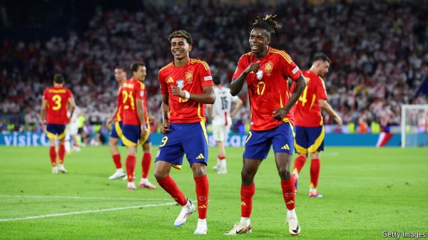 西班牙的足球运动员，欧洲杯的精华，反映了一个改变了的国家