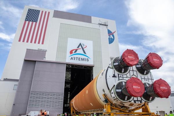美国宇航局的大型火箭推出:阿尔忒弥斯II SLS核心级到达组装